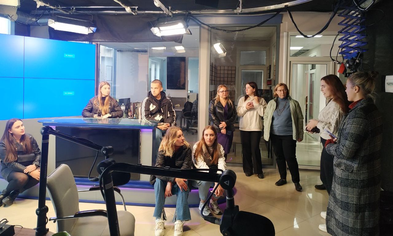 Студенти слухають про роботу універсальної студії